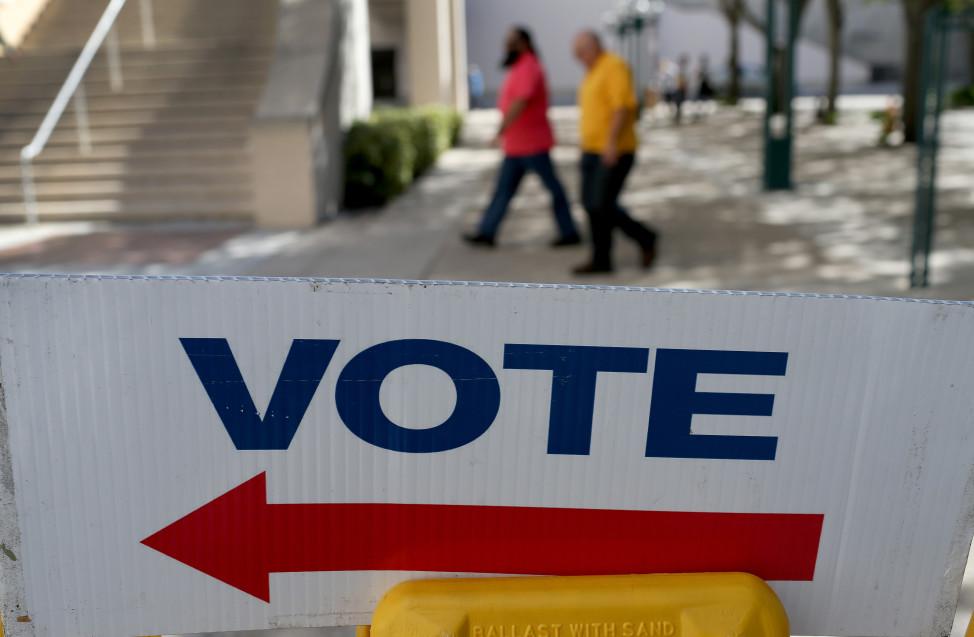 A sign points to an early voting station set up at the government building in Miami, Florida, on Oct. 28, 2014. (AFP Photo)