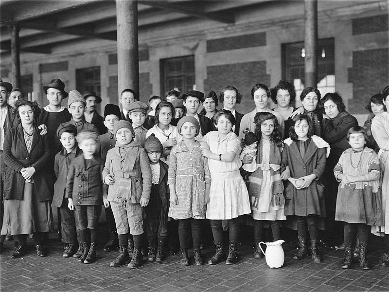 Immigrant children of unknown nationality photographed at Ellis Island in New York. ( US National Archives) 