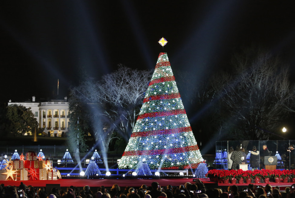 U.S. President Barack Obama (bottom R) and first family host the 92nd annual National Christmas Tree Lighting on the Ellipse in Washington, Dec. 4, 2014. (Reuters)