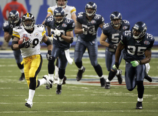 Pittsburgh Steelers running back Willie Parker makes a 75-yard touchdown run as he is chased by Seattle Seahawks players during the third quarter of Super Bowl XL in Detroit, Michigan, Feb. 5, 2006. (AP Photo)