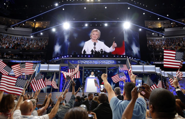 ABŞ prezidentliyinə demokrat namizəd Hillari Klinton Fildelfiyada Demokrat parityasının qurultayında nominiyası çıxışını edir