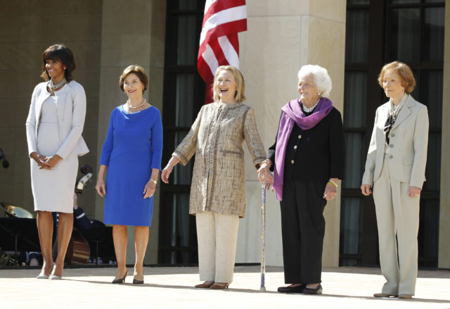 ABŞ-ın birinci xanımı Mişel Obama keçmiş birinci xanımlar Lora Buş, Hillari Klinton, Barbara Buş və Rozalin Karterlə