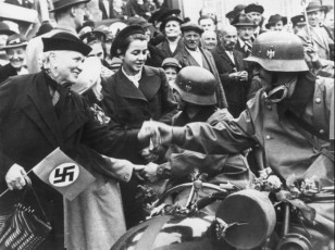 Nasist Almaniyasının qoşunlarını Sudetenland almanları sevinclə qarşılayır. 1938-ci il.