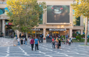 McDonald's ilk dəfə Bakıya 1999-cu ildə - Qarabağ müharibəsində atəşkəsin əldə edilməsindən 5 il sonra gəldi.