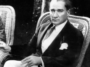 Türkiyənin istiqalliyyət mücadiəlisinin qəhrəmanı Musatafa Kamal Atatürk viran qalmış Osmanlı İmperiyasının külləri üzərində müsəlman dünyasının ən qabaqcıl respublikasını qurdu.