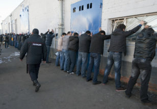 Rusiya polisi miqrasiya qanunlarını pozan mühacir əməkçilərə qarşı mütəmadi reydlər keçirir.