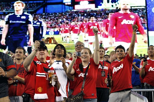 Magoya bayan manchester United su na jinjina ma 'yan wasansu a lokacin da suke shiga fili domin wani wasan sada zumunci da New England Revolution ranar 13 Yuli, 2011 a garin Foxboro dake Jihar Massachussetts a Amurka. manchester United ta lashe wasan da ci 4-1.