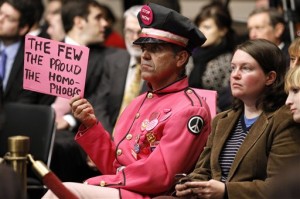 Seorang pria pendukung pencabutan 'Dont' Ask, Don't Tell' menghadiri sebuah acara dengar pendapat di Capitol Hill, Washington (AP Photo/Alex Brandon).