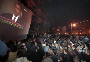 Para demonstran anti-pemerintah menonton pidato Presiden Obama dari Washington, DC, yang memberikan reaksinya atas perkembangan terbaru di Mesir, Rabu (2/2), (AP Photo/Lefteris Pitarakis)