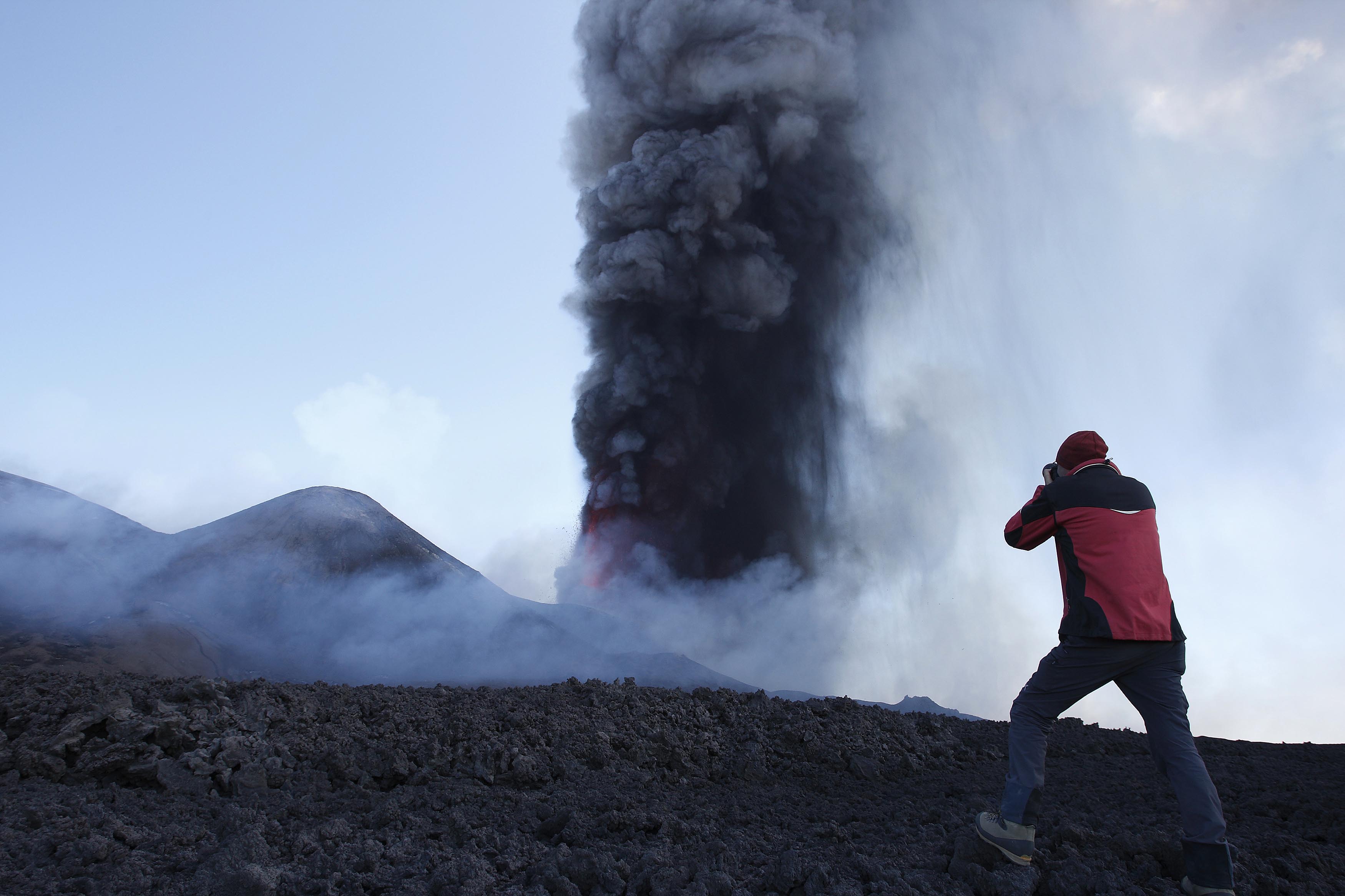 Этна сегодня новости. Этна Сицилия. Vulcanul Etna. Вулкан Этна фото. Вулкан за забором.