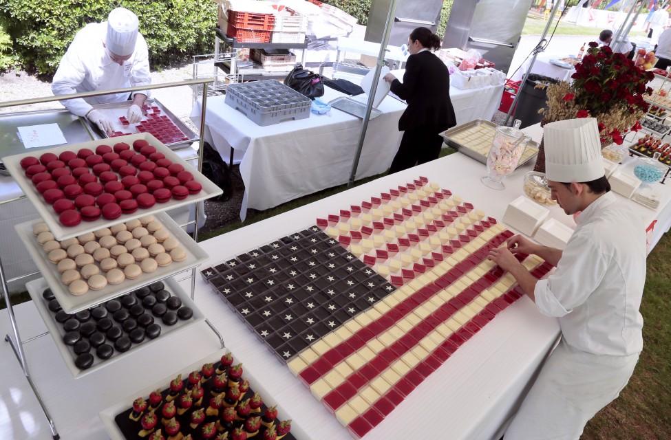Подготовки за прославата на Денот на независноста на САД во американската амбасада во Париз. (AFP)[/caption]



[caption id=