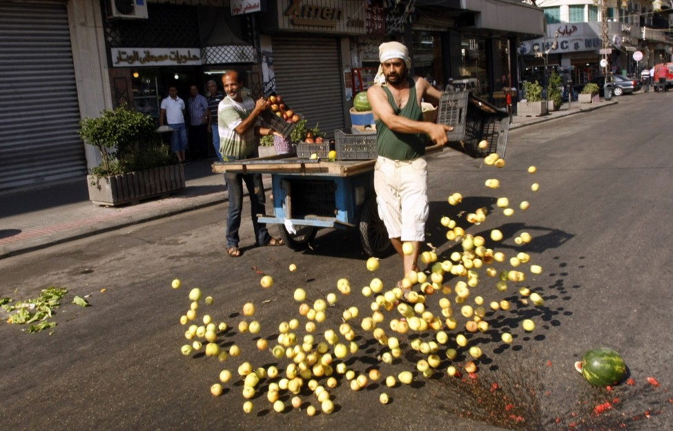 Протест на трговците на овошје и зеленчук во Сидон,  Лебанон против општинската одлука да им додели нови локации за продажба на производите.