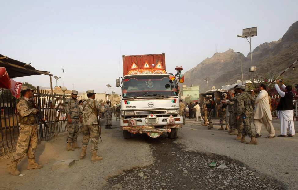 Достава за Нато трупите во Авганистан. (Reuters)[/caption]

<img class=