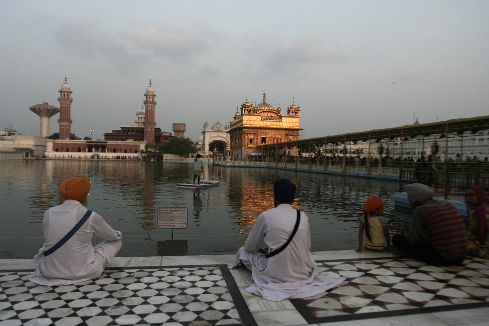 India Sikhs Pray