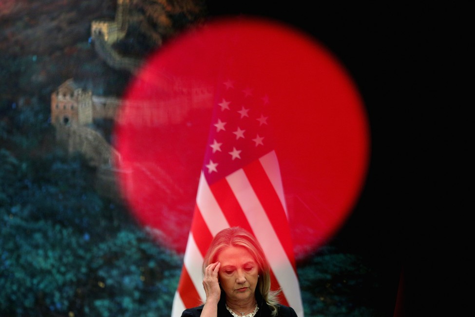 Прес-конференција на американската државна секретарка Хилари Клинтон во Пекинг. (AP)[/caption]

[caption id=