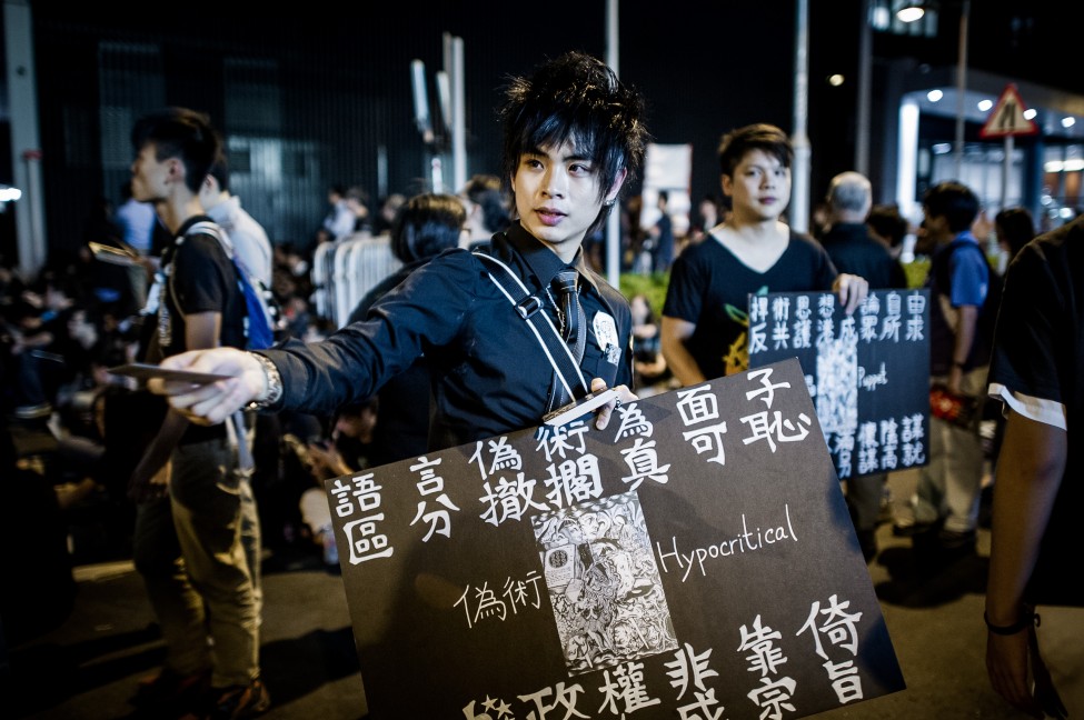Протест против воведување на предмет кинески патриотизам во училиштата во Хонг Конг. (AFP)[/caption]

 <a href=