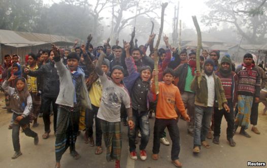 Protesters shout slogans during a clash with police in Gaibandha, Bangladesh, Jan. 5, 2014. Reuters