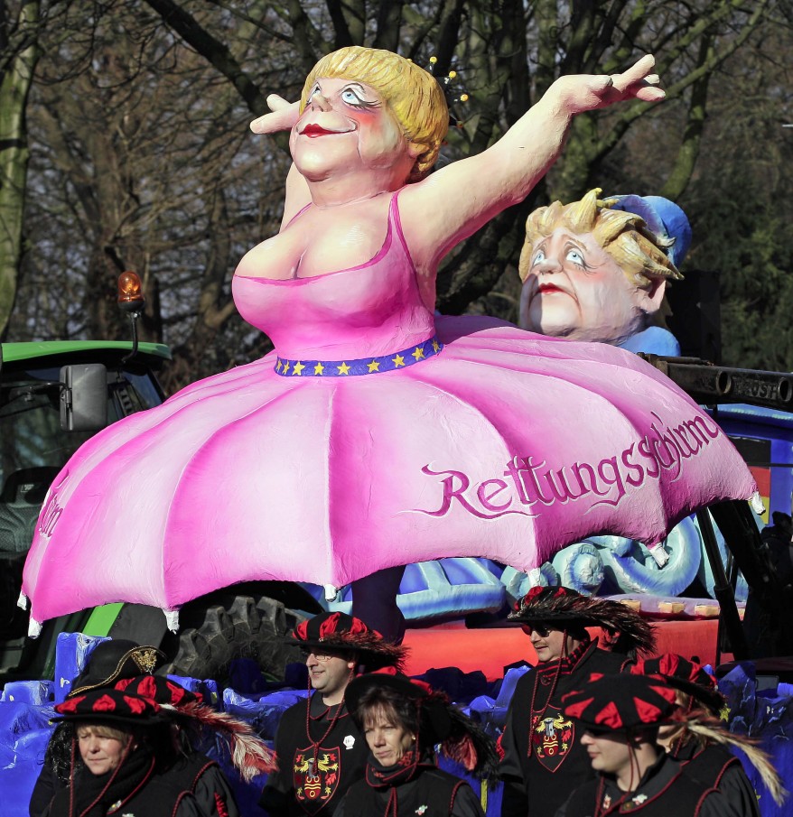 Кукла, изображающая канцлера Германии Ангелу Меркель. Карнавал в Дюссельдорфе (AP)