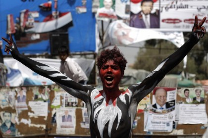 Демонстрантка, расписанная в цвета йеменского флага, во время митинга в Сане требует судебного преследования президента Али Абдаллы Салеха (AP)