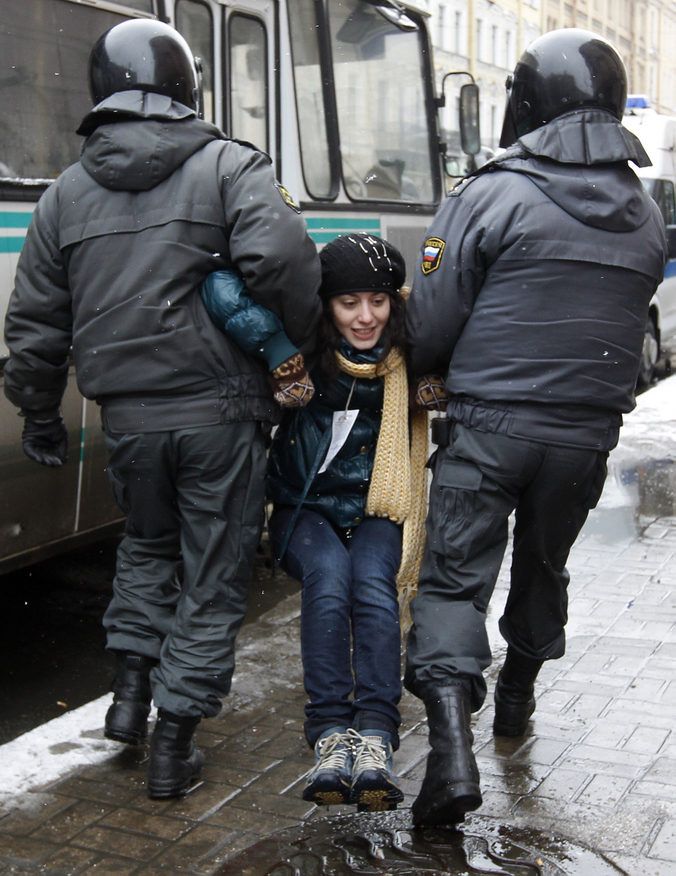 Полиция забирает человека. Полицейские ведут человека. Менты ведут под руки. Полицейские тащат человека.