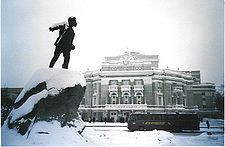 В 1927 году советские власти воздвигли статую Якова Свердлова, лидера Большевиков, который подписал телеграмму из Москвы, с приказом Владимира Ленина о казни царя и его семьи. Фото: Сандрин
