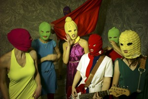 Участницы группы одевают вязанные лыжные шапочки, чтобы скрыть свои лица. Они говорят, что черпают вдохновение в творчестве женского панк-движения 1990х годов в США.  Фото: Игорь Мухин