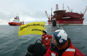 Активисты «Гринписа» приближаются к единственной платформе «Газпрома» для геолого-разведочных работ в российской Арктике. Фото: «Гринпис»/Денис Синяков