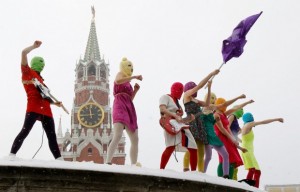Группа Pussy Riot проводит молниеносное выступление на Красной площади 20 января в знак протеста против еще 6 лет под властью Владимира Путина. Фото: Reuters/Денис Синяков