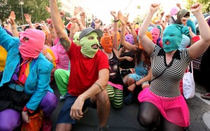 Балаклава Pussy Riot, ставшая символом протестов, облетела вокруг земного шара. На этой фотографии видно, как актеры записывают в Берлине музыкальный клип канадской исполнительницы Peaches в поддержку российской феминистской панк-группы.  Фото: AP/Адам Берри