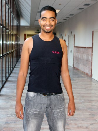 Young man wearing the "intelligent" t-shirt developed by scientists at la Universidad Carlos III de Madrid (Photo: UC3M)