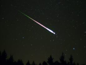 A meteor flashes across the sky during the peak of the November 2009 Leonid Meteor Shower. (Photo: Ed Sweeney via Wikimedia Commons)