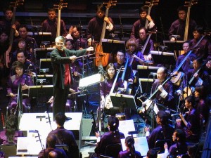 Hong Kong Chinese Orchestra peforming at the 2009 East Asian Games Closing Ceremony (Tksteven via Wikimedia Commons)