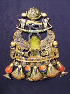 Yellow silica glass from the Libyan Desert strewn field forms the body of a scarab in this brooch that belonged to Egyptian Pharaoh Tutankhamen (Wits University)