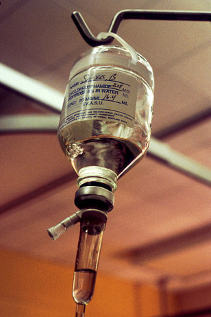 Chemotherapy IV drip bottle (Linda Bartlett/Wikimedia Commons)