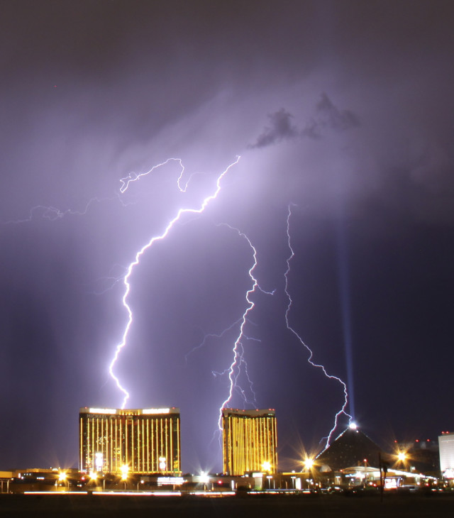 A monsoon lightning storm strikes the Mandalay Bay Resorts and Casino and Luxor hotels in Las Vegas, Nevada late July 7, 2014. (Reuters)