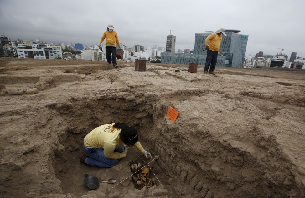 Archaeologists work at a recently discovered tomb of the Ichma prehispanic culture in Lima's Huaca Pucllana ceremonial complex at Miraflores district in Lima, 11/26/15. The tomb is estimated to be more than 600 years old, archeologists said on a press release. (Reuters)