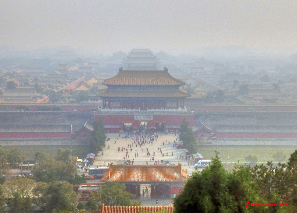 Air pollution and haze masks view of Forbidden City from the top of Jinshan (Yinan Chen/Flicker/Creative Commons)