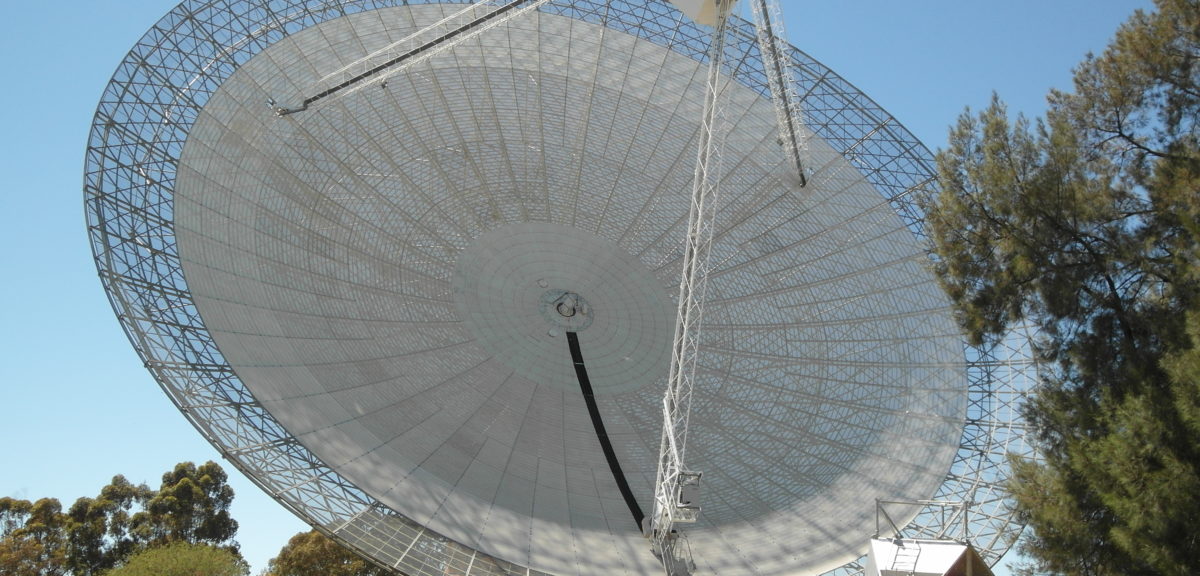 The Parkes 64m Radio Telescope in Australia (Binarysequence/Wikimedia Commons)