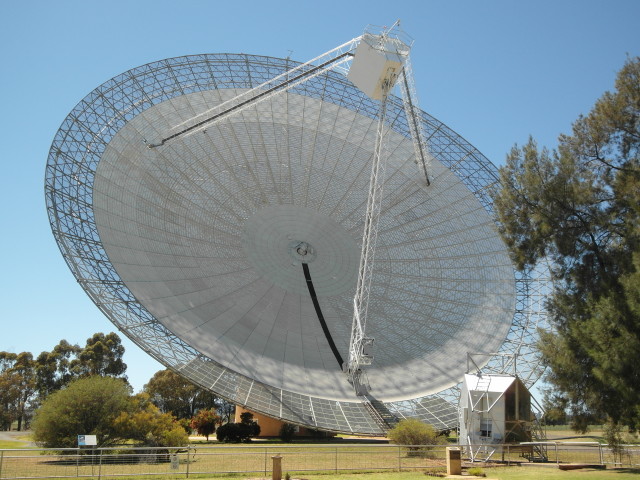 The Parkes 64m Radio Telescope in Australia (Binarysequence/Wikimedia Commons)