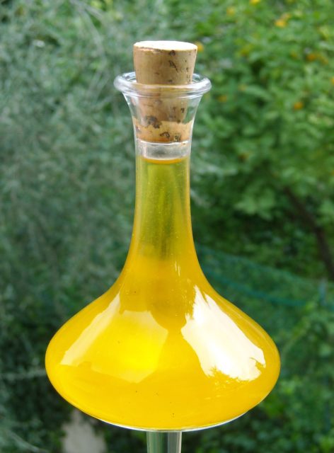 Container of olive oil (Lemone via Wikimedia Commons)