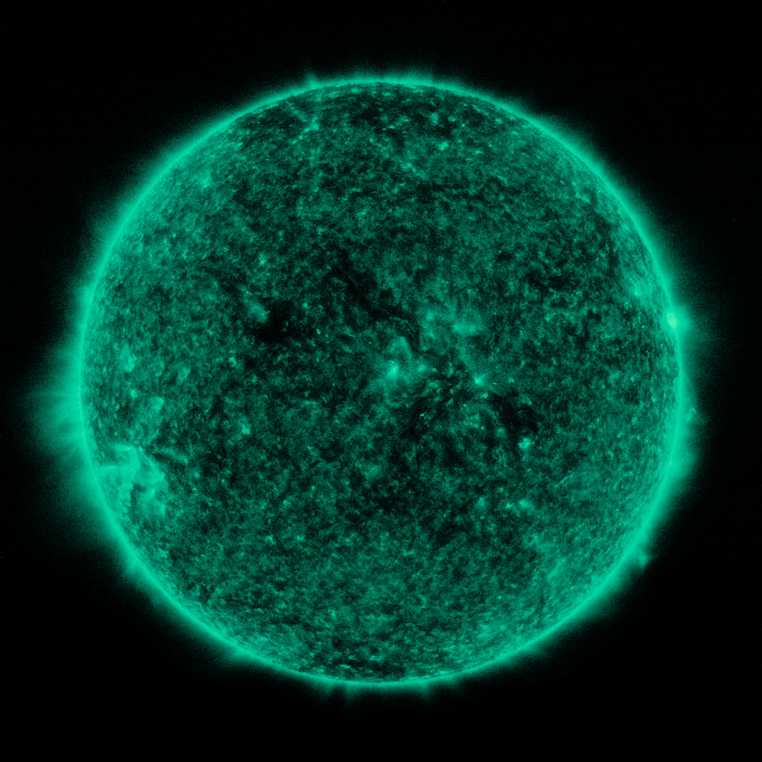 Снимки солнца. Зелёная звезда в космосе. Ультрафиолетовые снимки солнца. Космические объекты.