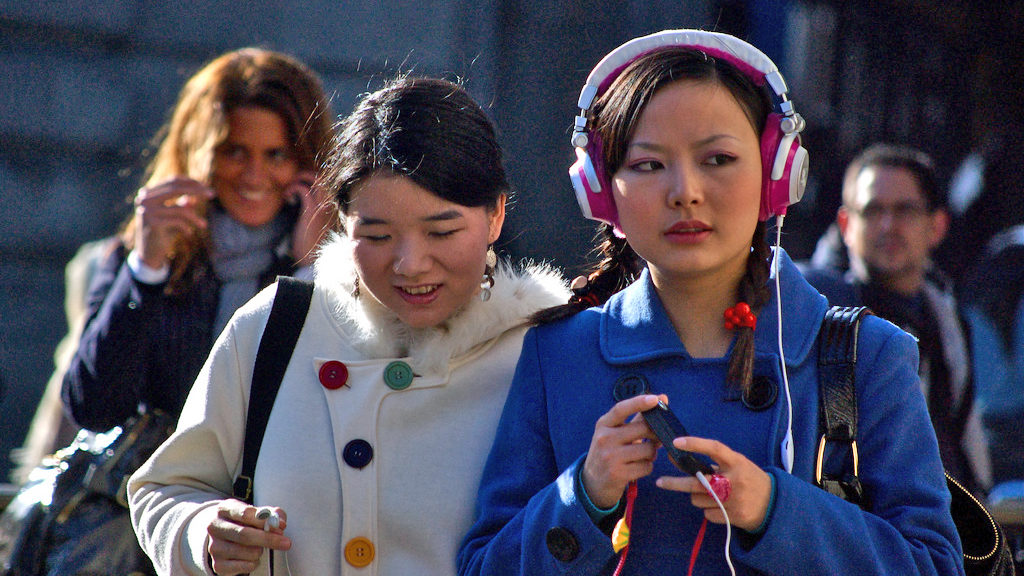 Young women listen to music (Melinda Seckington via Creative Commons 2.0/Flickr)