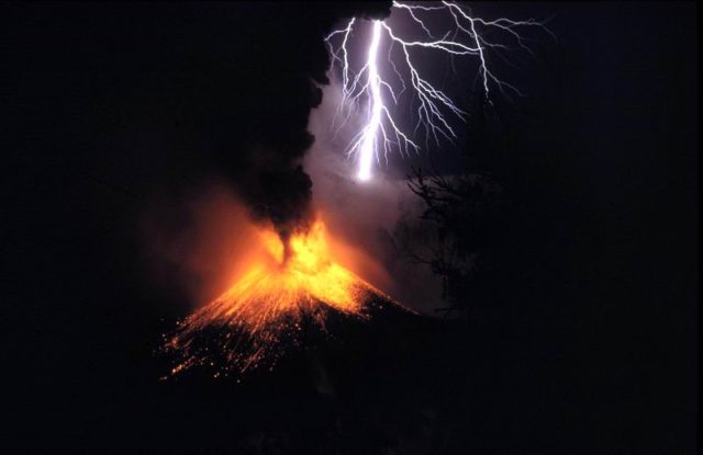 A small eruption of Mount Rinjani, with volcanic lightning. (Oliver Spalt/CC BY 2.0/Wikimedia Commons)