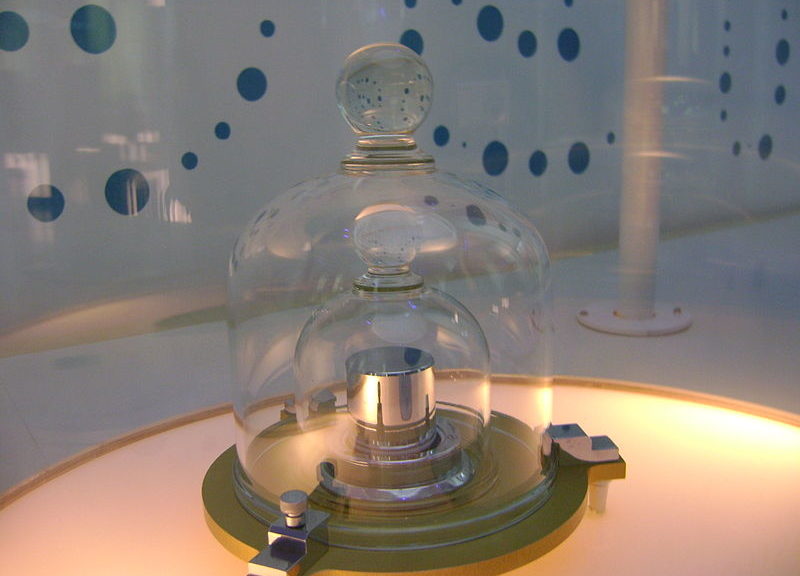 A replica of the prototype of the kilogram (Le Grand K) at the Cité des Sciences et de l’Industrie, Paris, France. (Japs 88/Wikimedia Commons/Attribution-ShareAlike 3.0 Unported)