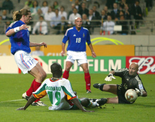 Senegal's Papa Bouba Diop (19) scores against French goalkeeper Fabien Barthez (R) in the 2002 World Cup's opening match. Photo: Reuters