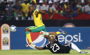 South Africa's Tokelo Rantie challenges Algeria's goalkeeper Rais Mbolhi during their Group C soccer match of the 2015 African Cup of Nations in Mongomo