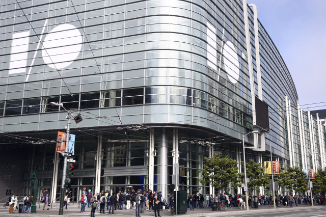 A line of attendees waiting to enter the Moscone West conference center wraps around the block on day two of the Google I/O developers conference in San Francisco, California, June 26, 2014. (Reuters)