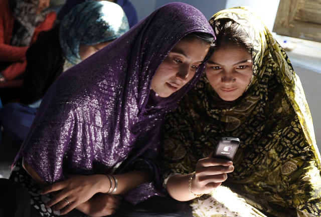 Afghan women sit in a class and study using mobile phones in Kabul, Nov. 3, 2012. (AFP)