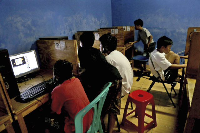 Indonesian youths browse their social media accounts at an Internet cafe in Jakarta, Indonesia, Dec. 23, 2013. (AP)