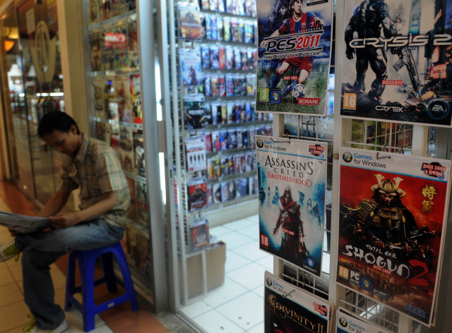 Pirated software is displayed at a shop in Jakarta, Indonesia on May 12, 2011. (AFP)